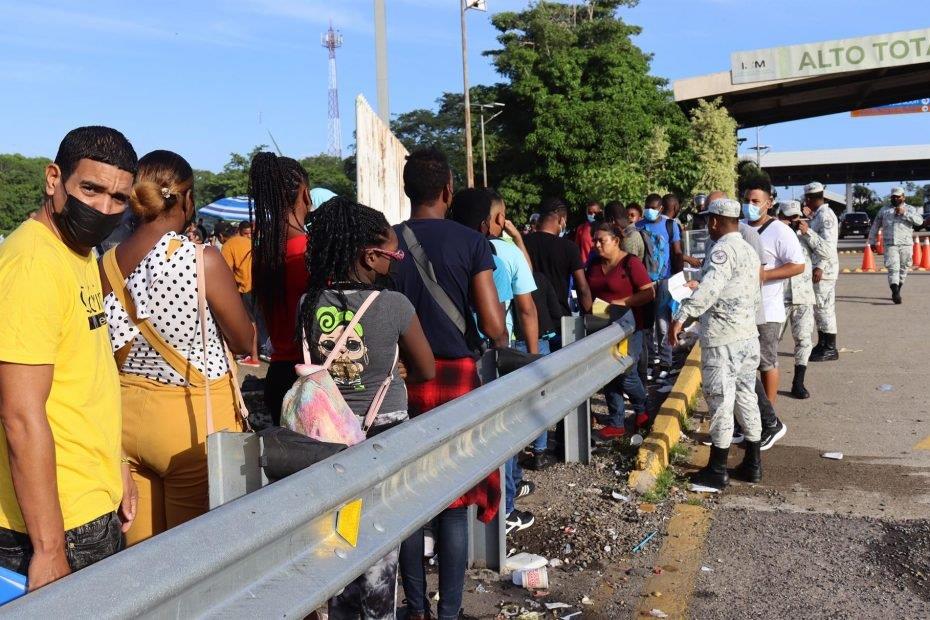 Rescatan a más de 77 mil migrantes de traficantes