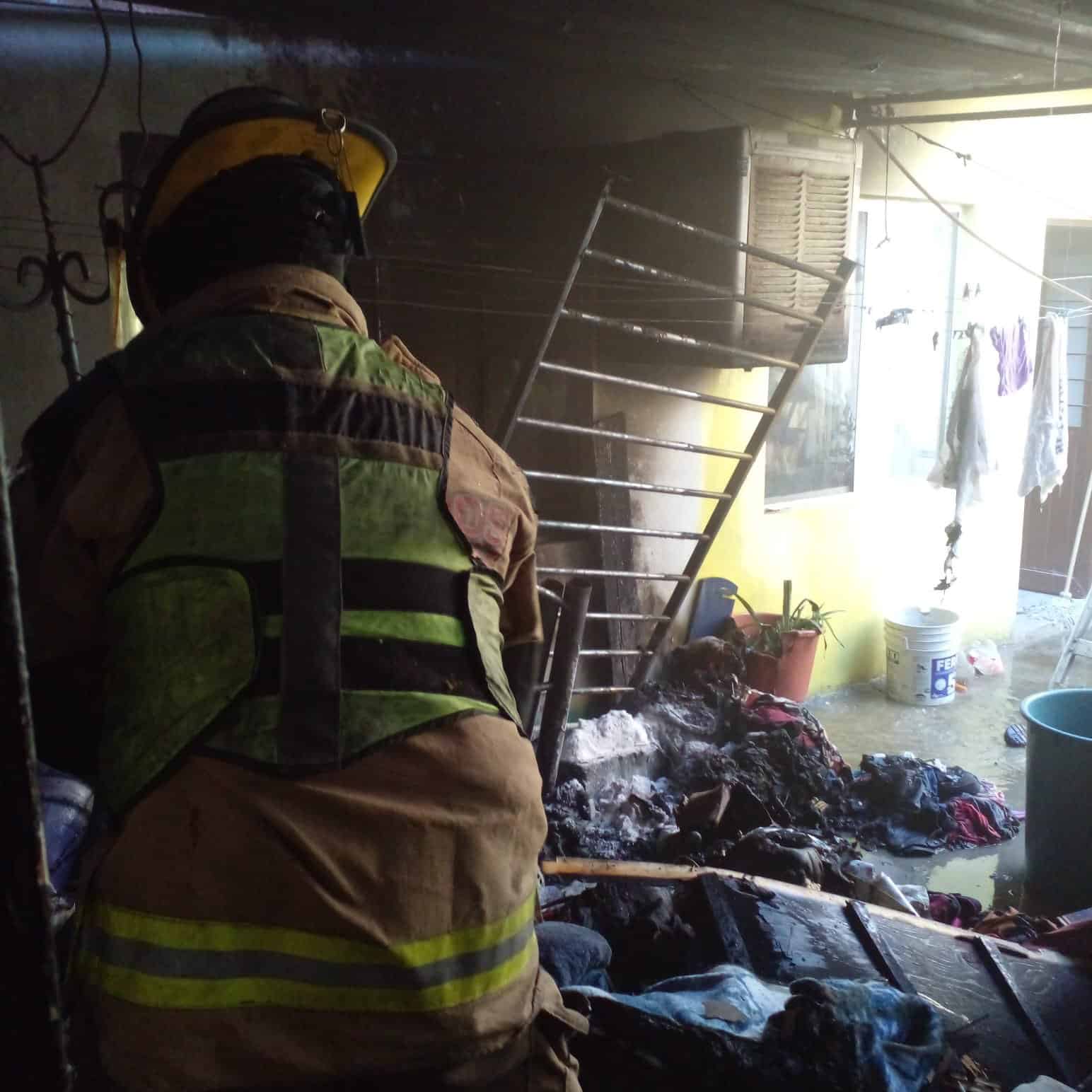Al parecer fue un corto circuito lo que originó el siniestro, que causó daños en varias habitaciones de la casa