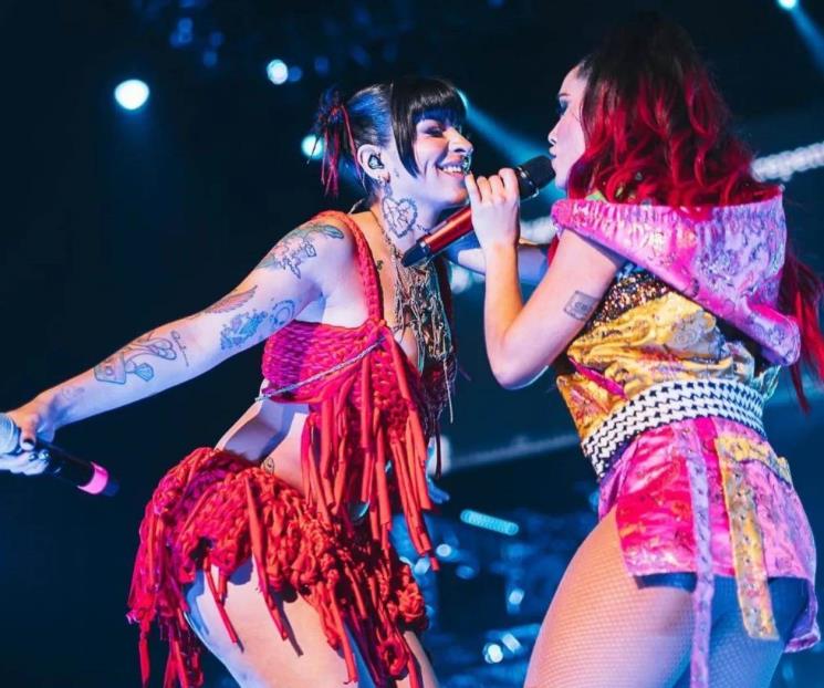 Cazzu levanta revuelo por beso con Lali Espósito