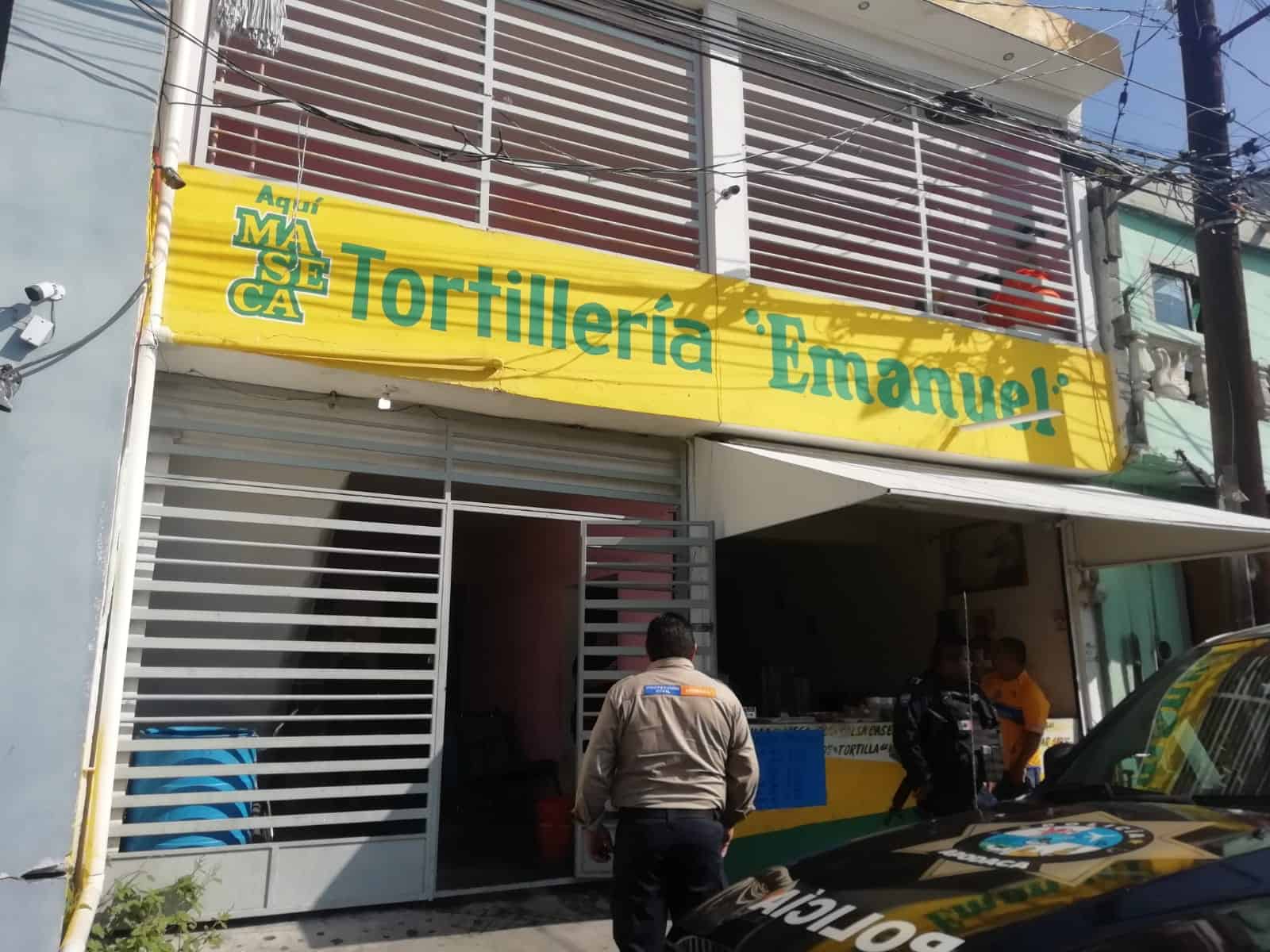Rescatan a un trabajador de una tortillería, que terminó con una herida en una de sus extremidades, al quedar atrapado en una maquina batidora de masa