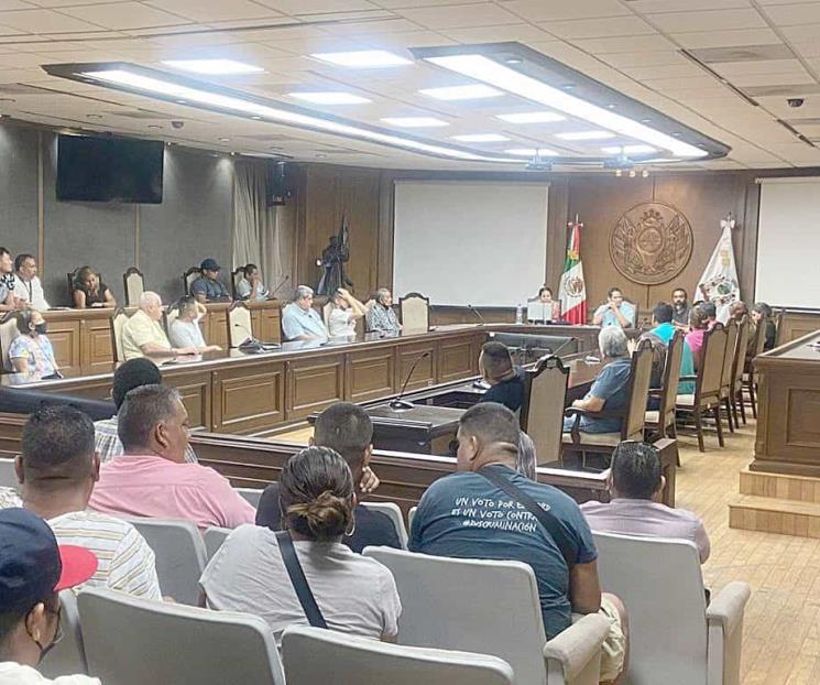 Aceptan locatarios de Colegio Civil dejar de invadir calle