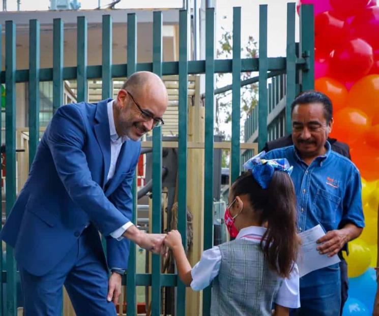 Invita a estudiantes a ser competitivos y mejorar sociedad