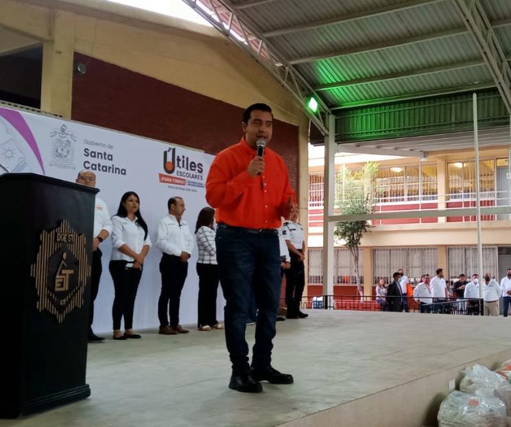 Lleva Nava útiles escolares a estudiantes de secundaria
