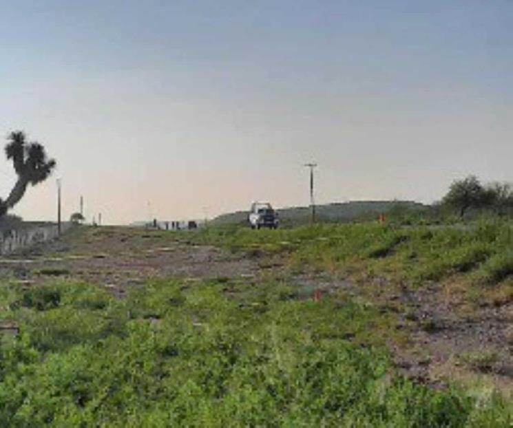 Investigan camioneta abandonada con impactos de bala