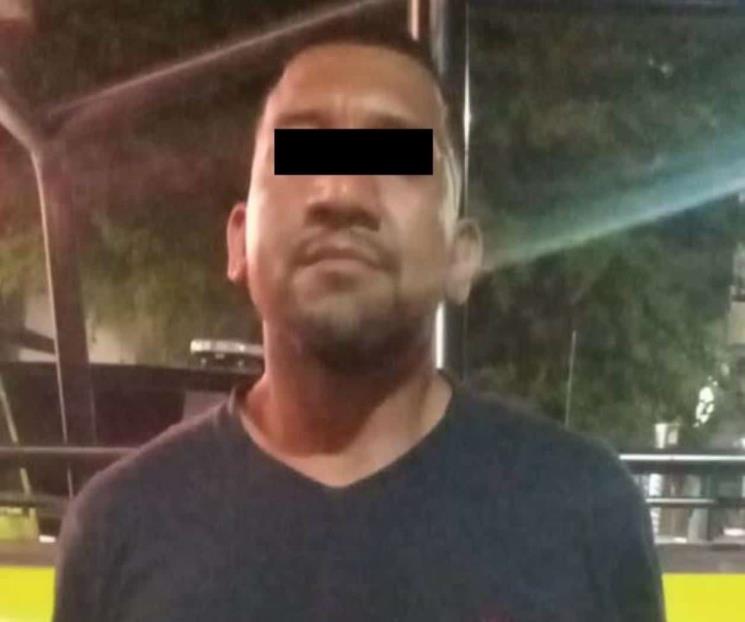 Quiebra puerta de tienda de conveniencia, lo detienen
