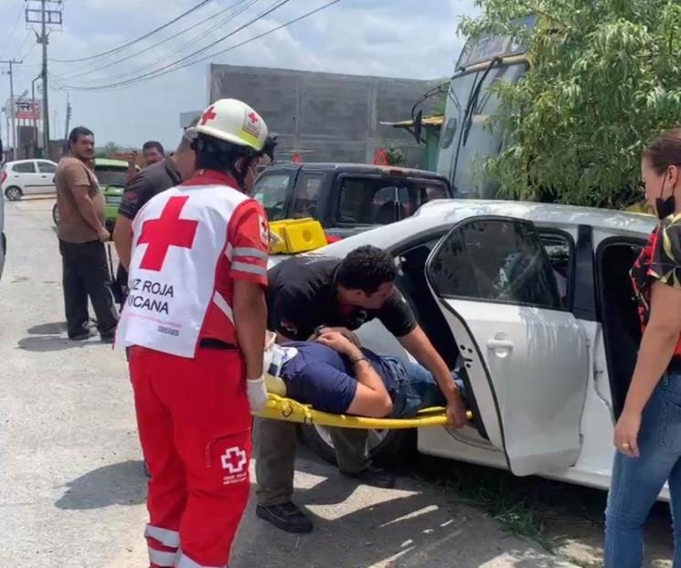 Se impacta grúa con auto, hay cuatro lesionados