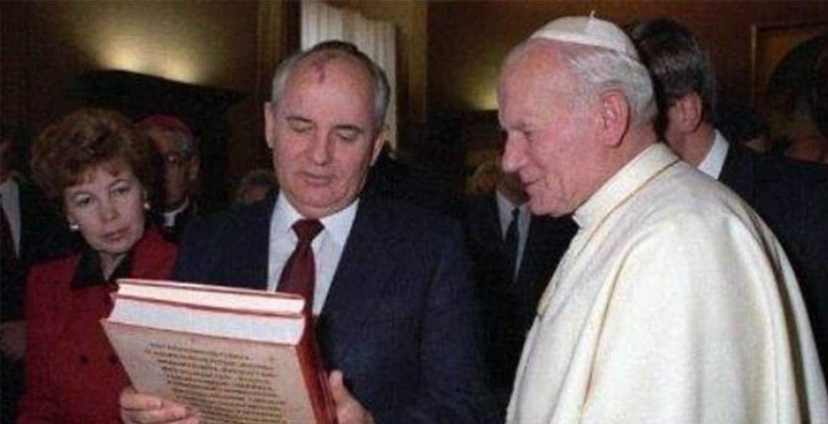 También reactivó las relaciones con la Iglesia Católica, disueltas varias décadas antes.