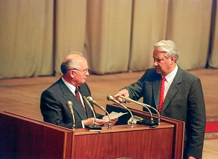Sin embargo sus políticas no fueron bien vistas por una parte conservadora de la Unión Soviética, lo que derivó en un extraño golpe de Estado promovido por el presidente ruso, Boris Yeltsin que lo debilitó políticamente. Finalmente dimitió en la navidad de 1991 y marcó la disolución de la URSS.