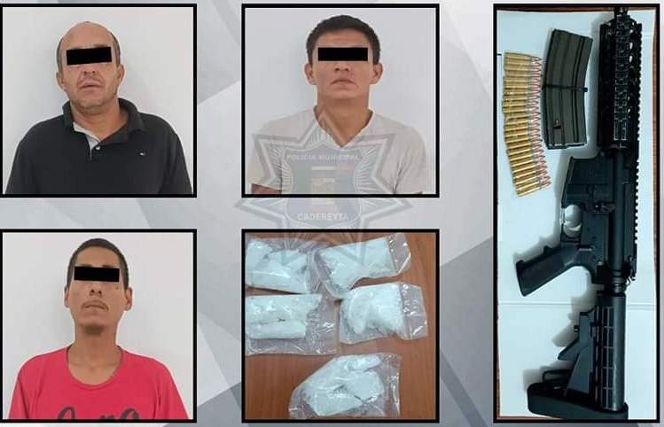Tres hombres fueron detenidos tras localizarle a uno de ellos armas, cargadores y drogas