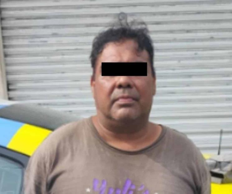 Cae por portar placas apócrifas