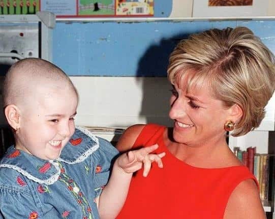 Lady Di fue mundialmente conocida por sus labores humanitarias y visitaba con frecuencia a pacientes con Cáncer, Sida y Lepra para romper el estigma hacia quienes padecían de estas enfermedades