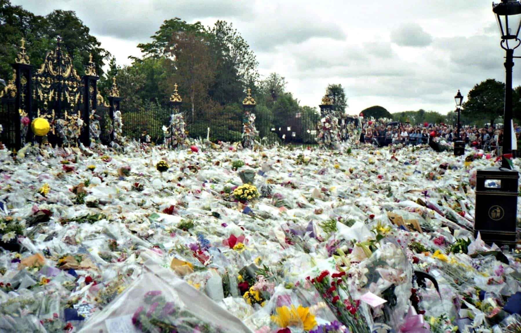 Su funeral fue televisado y fue visto por más de dos mil millones de personas en el mundo, convirtiéndose en uno de los eventos más populares de la historia moderna