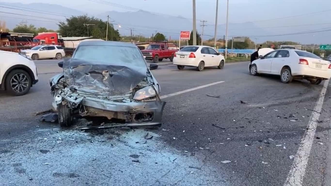 Dos personas lesionadas, fue el saldo que dejó el choque frontal, entre dos vehículos particulares