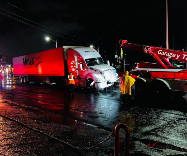 Provoca tráiler accidente sobre Revolución y Constitución