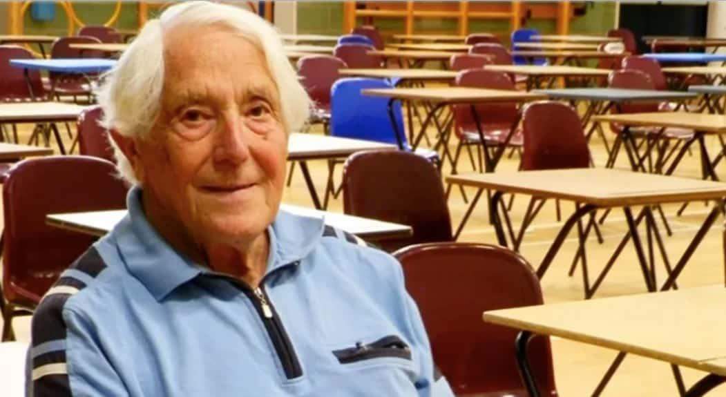 Abuelito regresa a la escuela y saca la mejor calificación