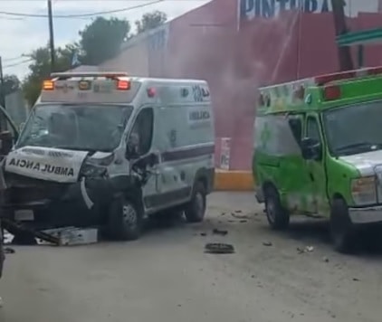 En un inusual accidente, dos ambulancias participaron en un choque de crucero, dejando sin el servicio de energía eléctrica a la cabecera municipal del municipio de Ramones
