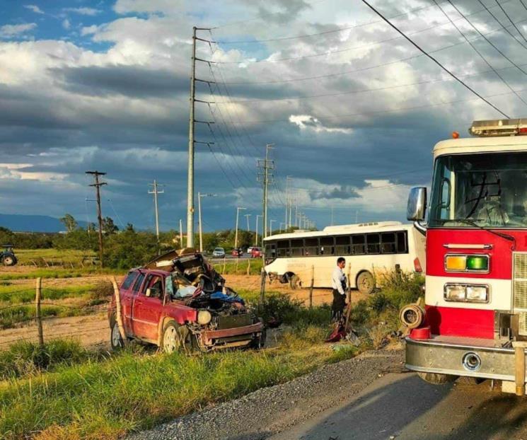 Deja Choque entre camión de personal y auto un muerto