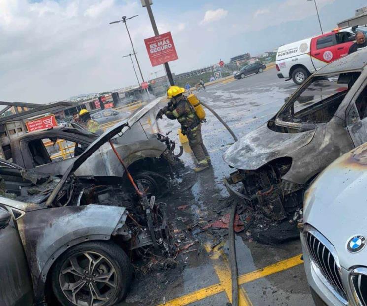 Se incendia camioneta y daña vehículos