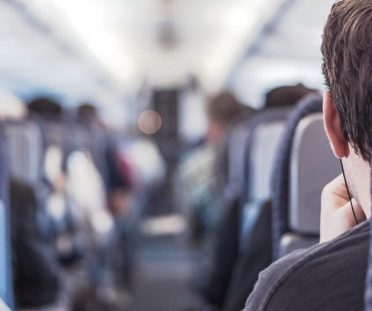 Piloto se molesta con pasajeros por mandar desnudos