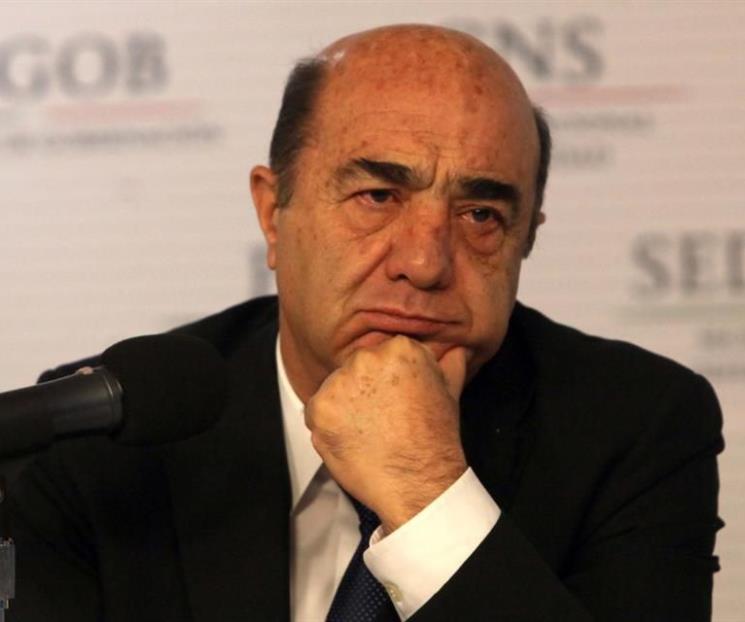 Murillo Karam es trasladado al hospital