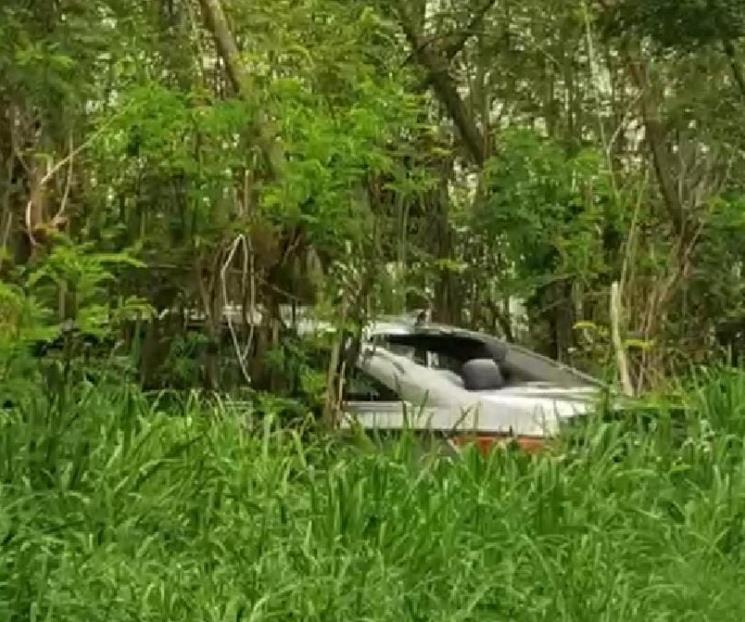Dejan auto abandonado con impactos de bala