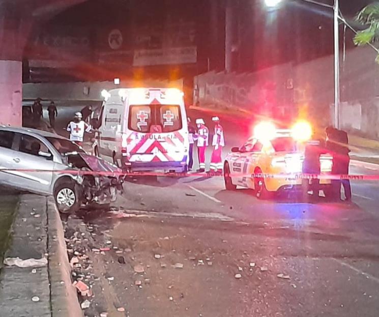 Brinca camellón y choca a familia: muere mujer