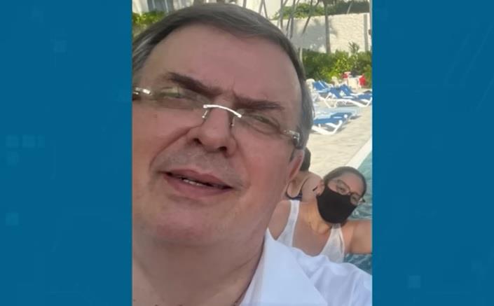 Ebrard muestra cómo elige su foto de perfil y se hace viral