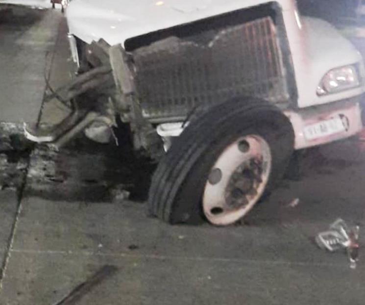 Deja choque de tráileres un herido