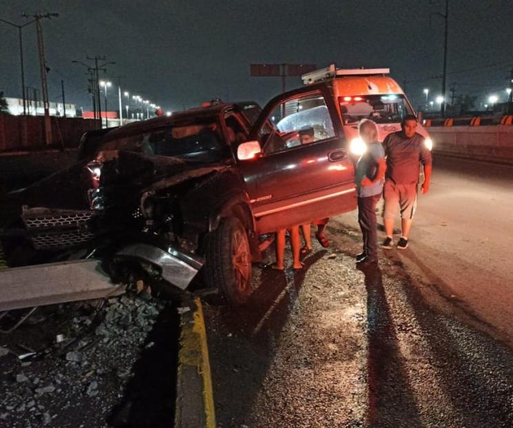 Estrella camioneta contra poste de concreto en Escobedo
