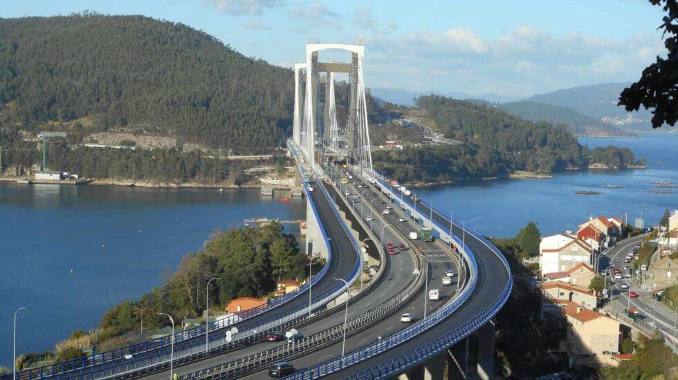 ¿De cuántos carriles el puente?