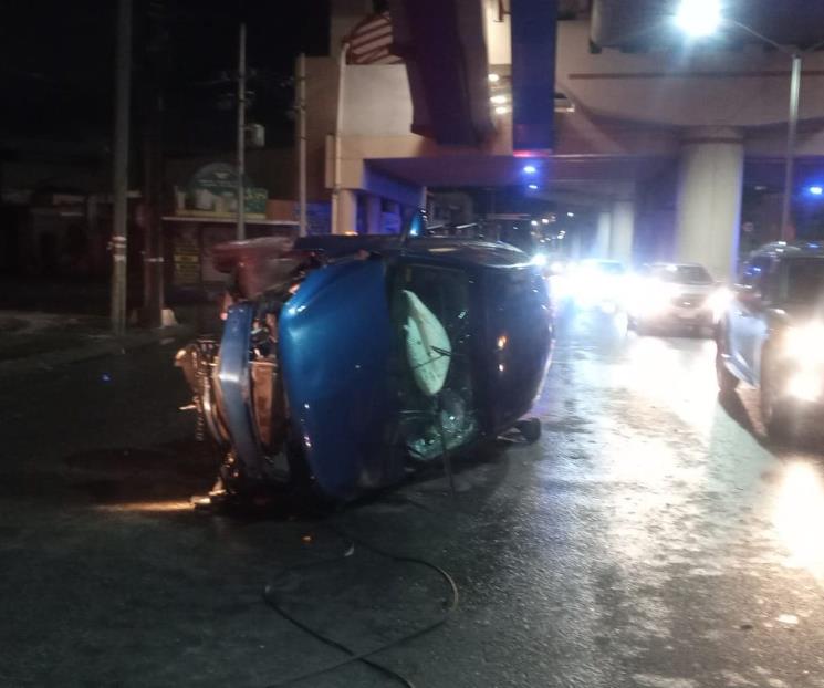 Estrellamiento y volcadura deja tres lesionados