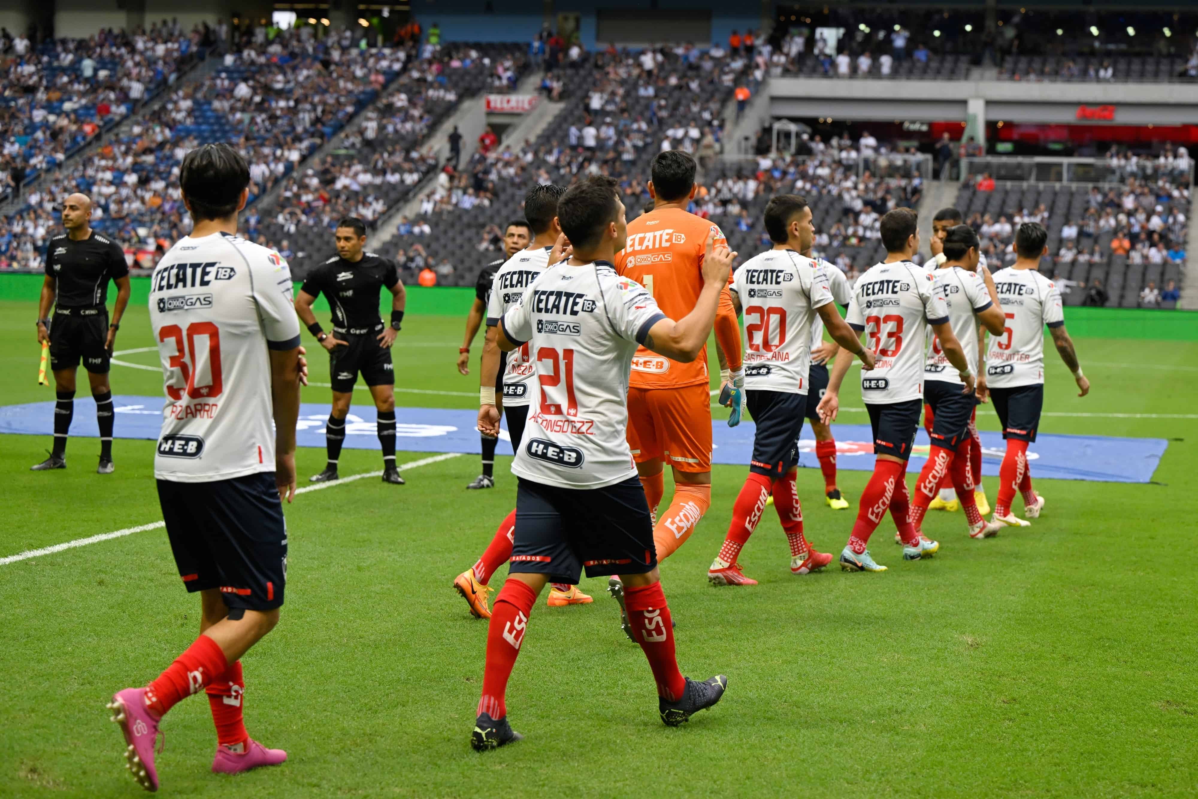 Saltan a la cancha ambos conjuntos.