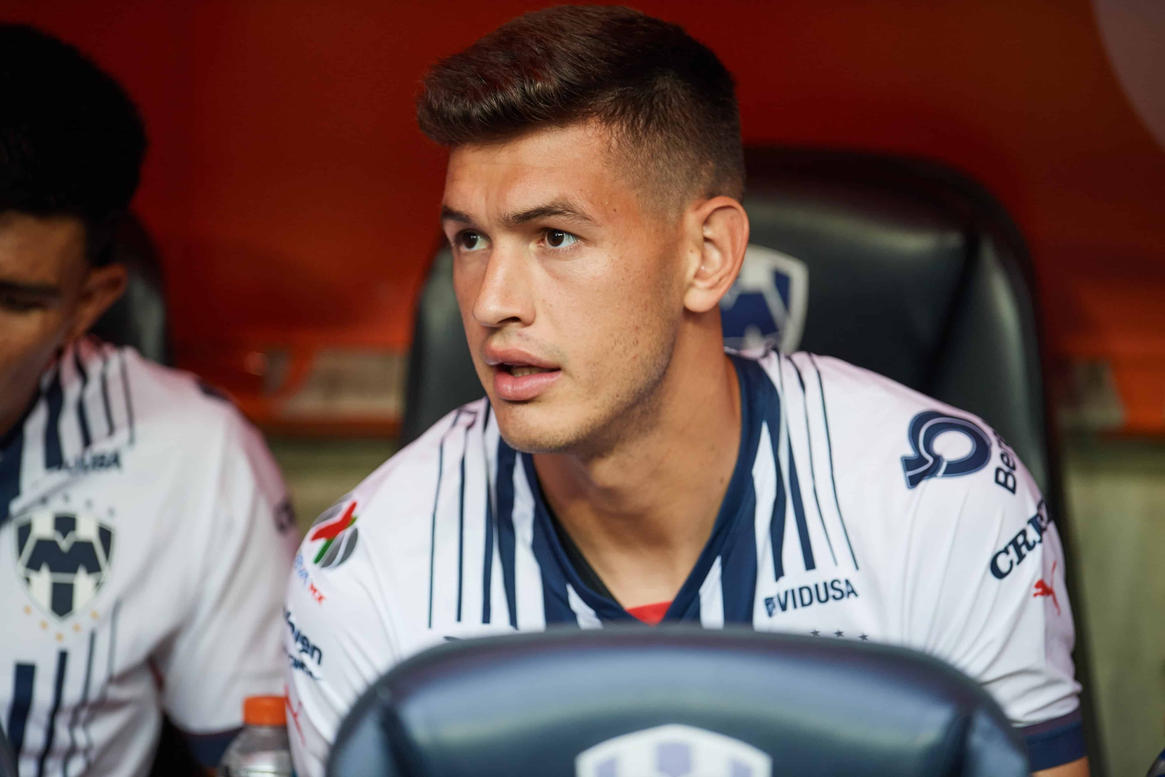 César Montes desde la banca.