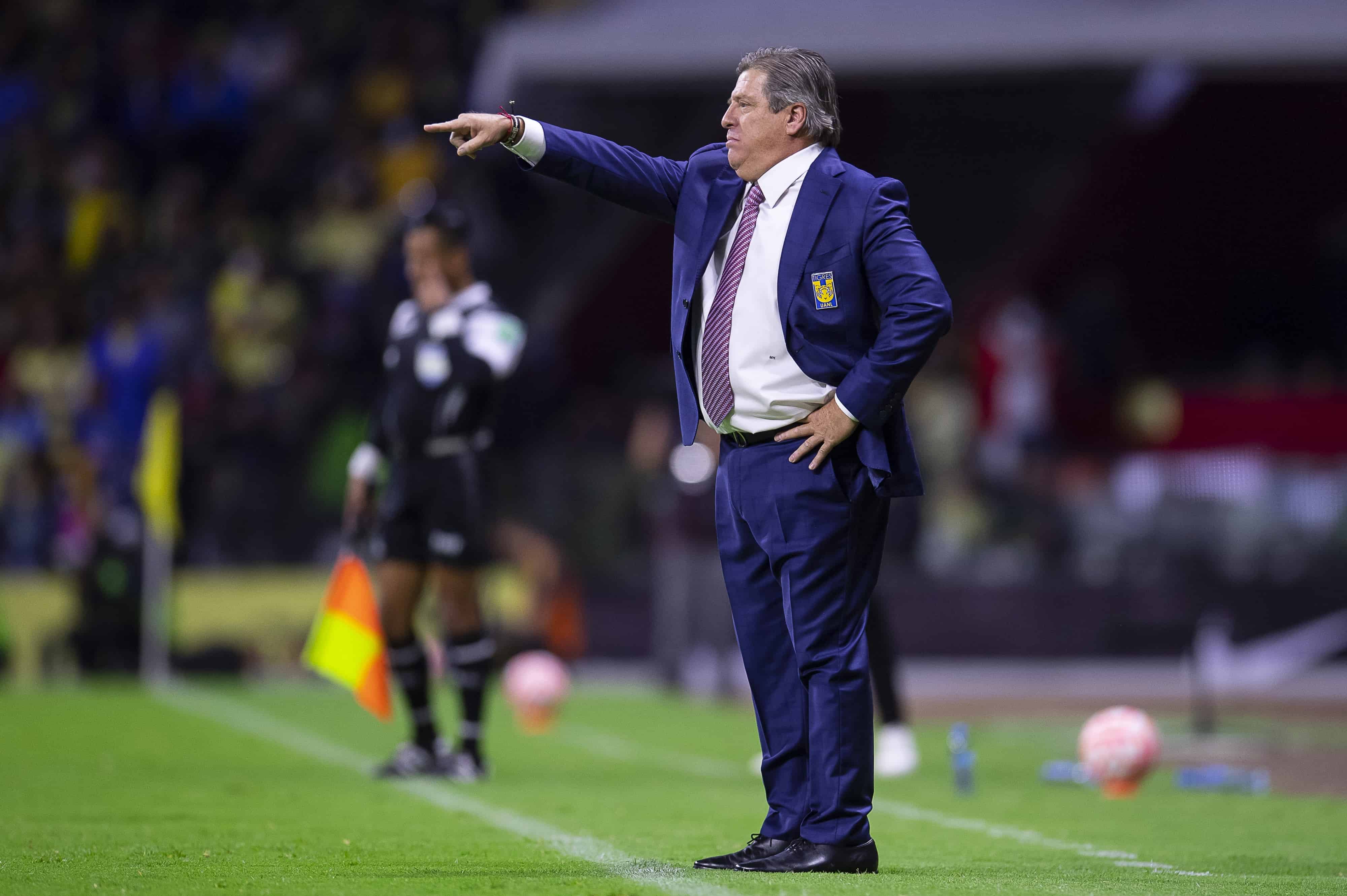 Miguel Herrera dando indicaciones.