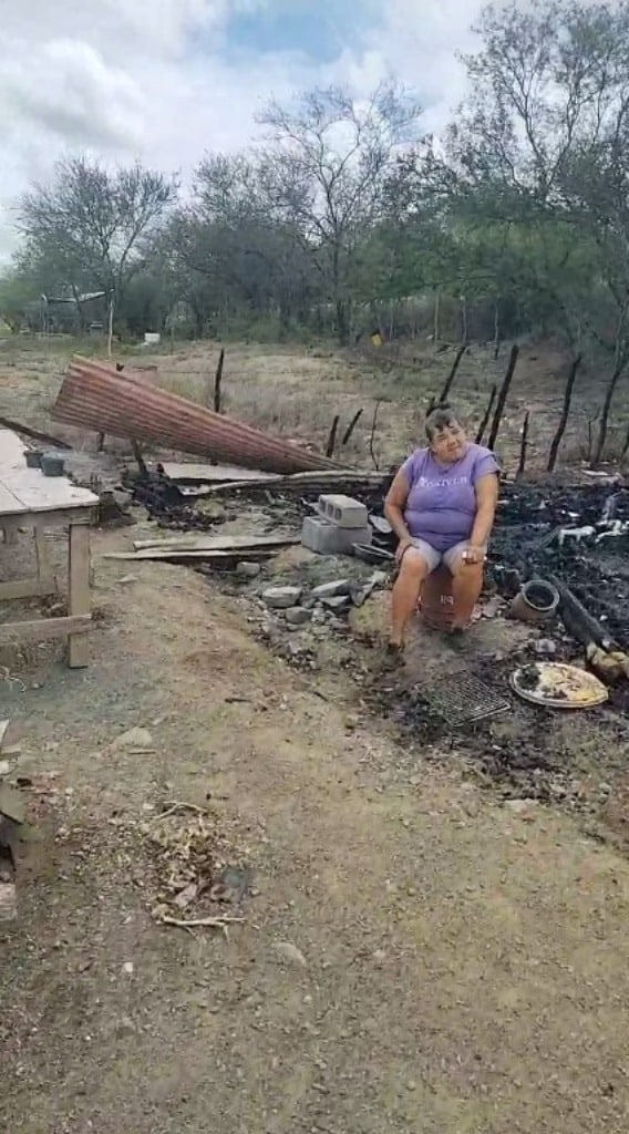 Varios desconocidos robaron a una mujer de la tercera edad y después, le prendieron fuego a su vivienda en el municipio de Montemorelos