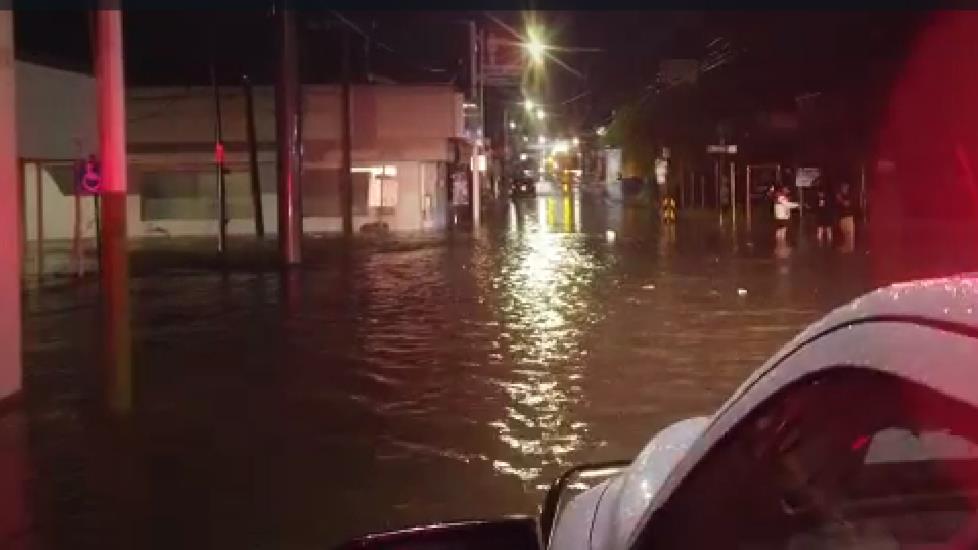 Provocan lluvias cierres en avenidas