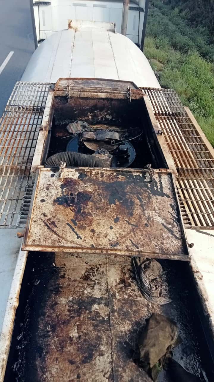 Localizan tractocamión abandonado en Linares, el cual, transportaba aproximadamente 60 mil litros de destilado de petróleo