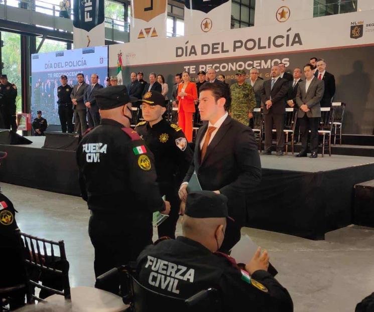 Coloca Samuel imposición de grados a 407 elementos de FC