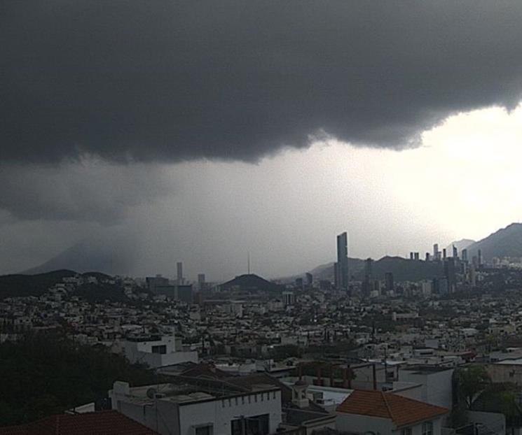 Reportan fuertes lluvias al sur de Monterrey