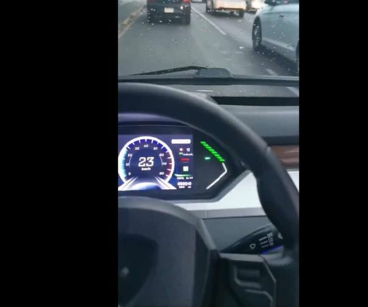 Ebrard prueba el auto eléctrico Quantum