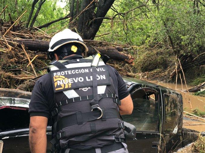 Muere familia arrastrada en vado