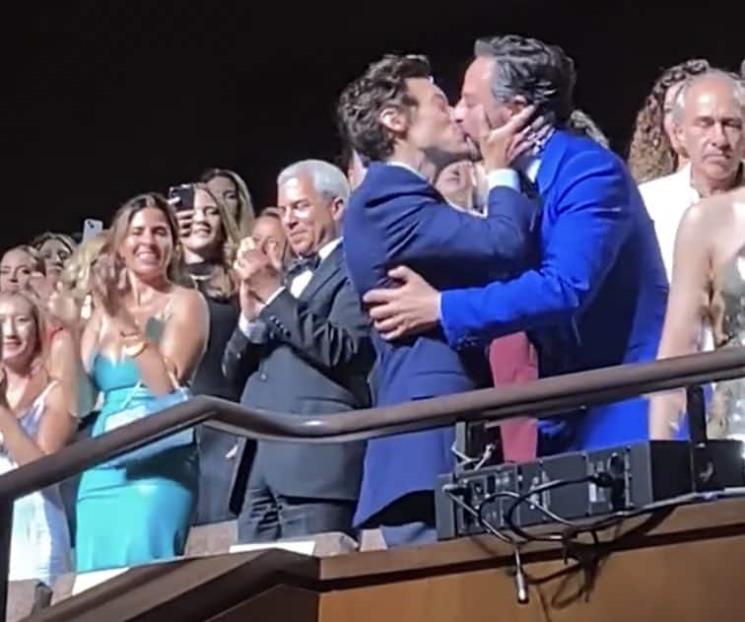 Harry Styles besa a Nick Kroll durante ovación en Venecia Harry Styles besa a Nick Kroll durante ovación en Venecia