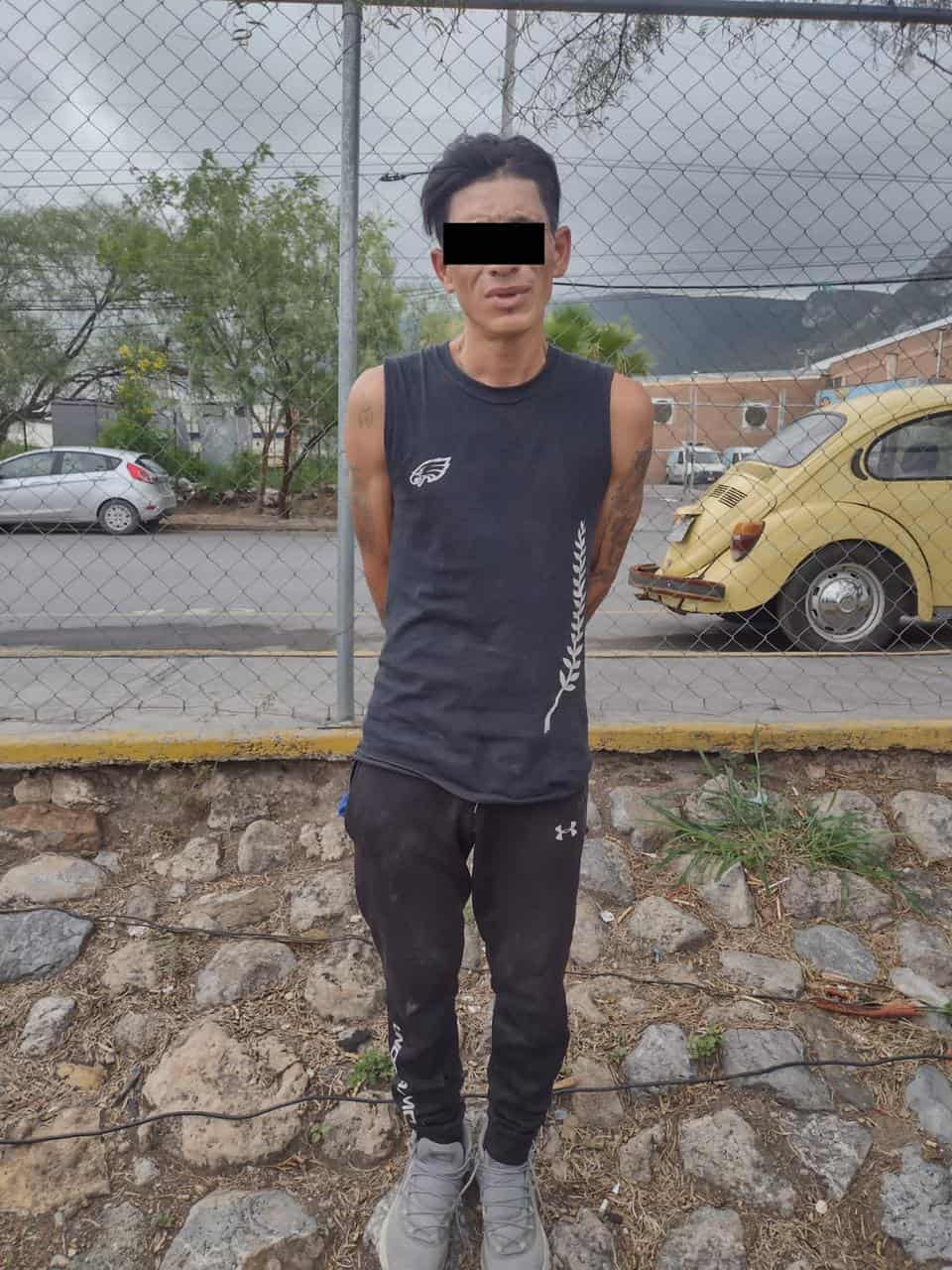 Cuando realizaba una necesidad fisiológica un hombre fue detenido por elementos de Fuerza Civil ya que contaba con una orden de aprehensión en su contra