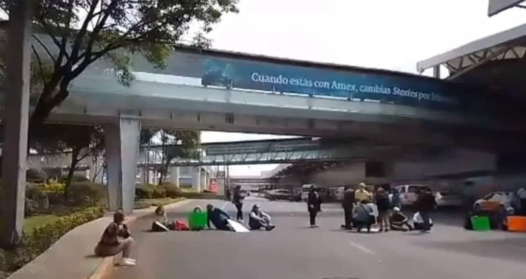 Extrabajadores de Mexicana bloquean acceso al AICM