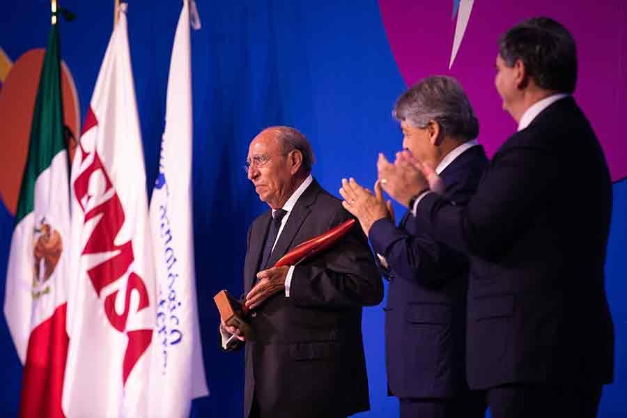 Reconocen liderazgo social con Premio Eugenio Garza Sada
