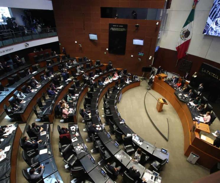 Prohibirían imponer atuendos sexistas a personal de bares