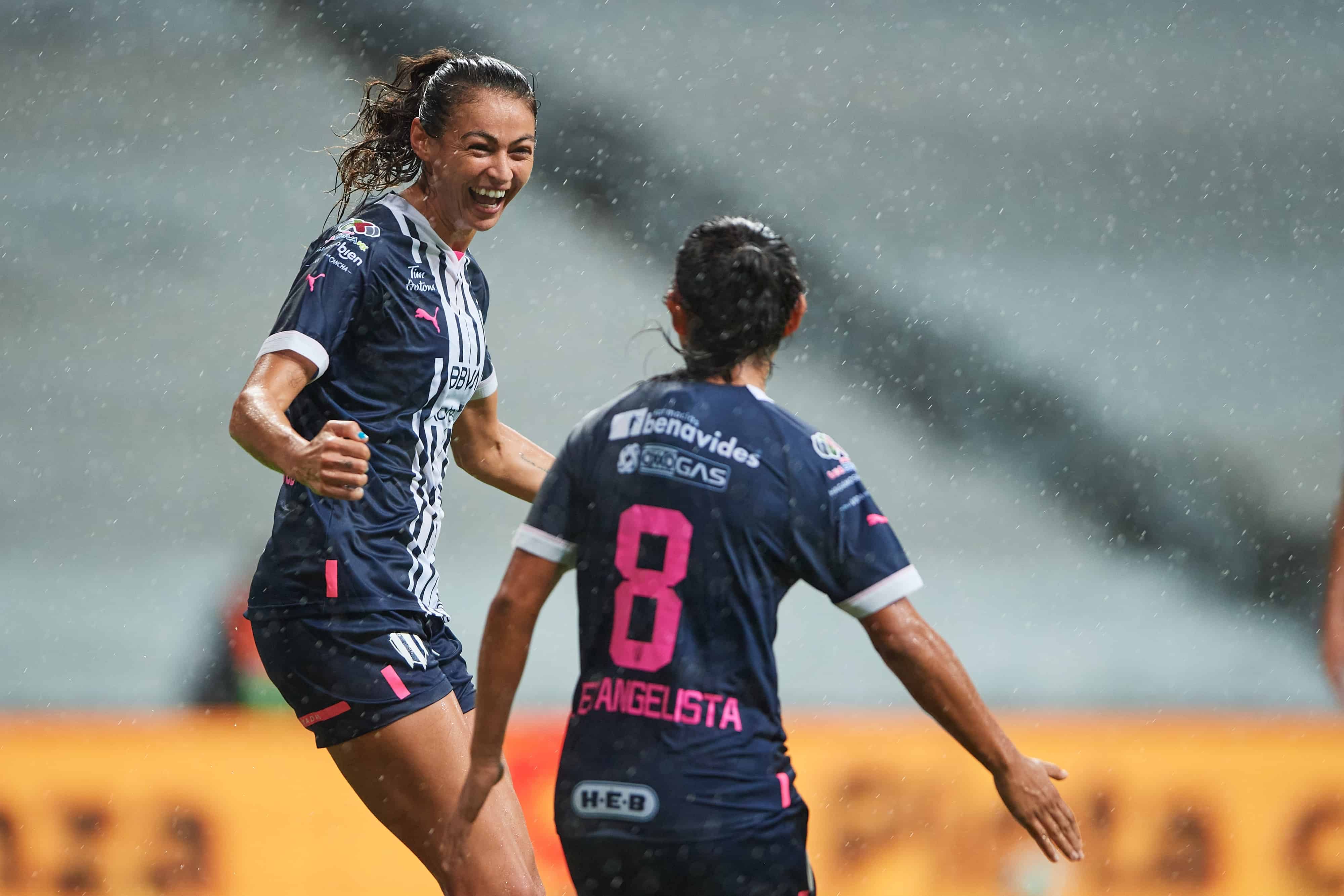 Christina Burkenroad colabora con un gol.