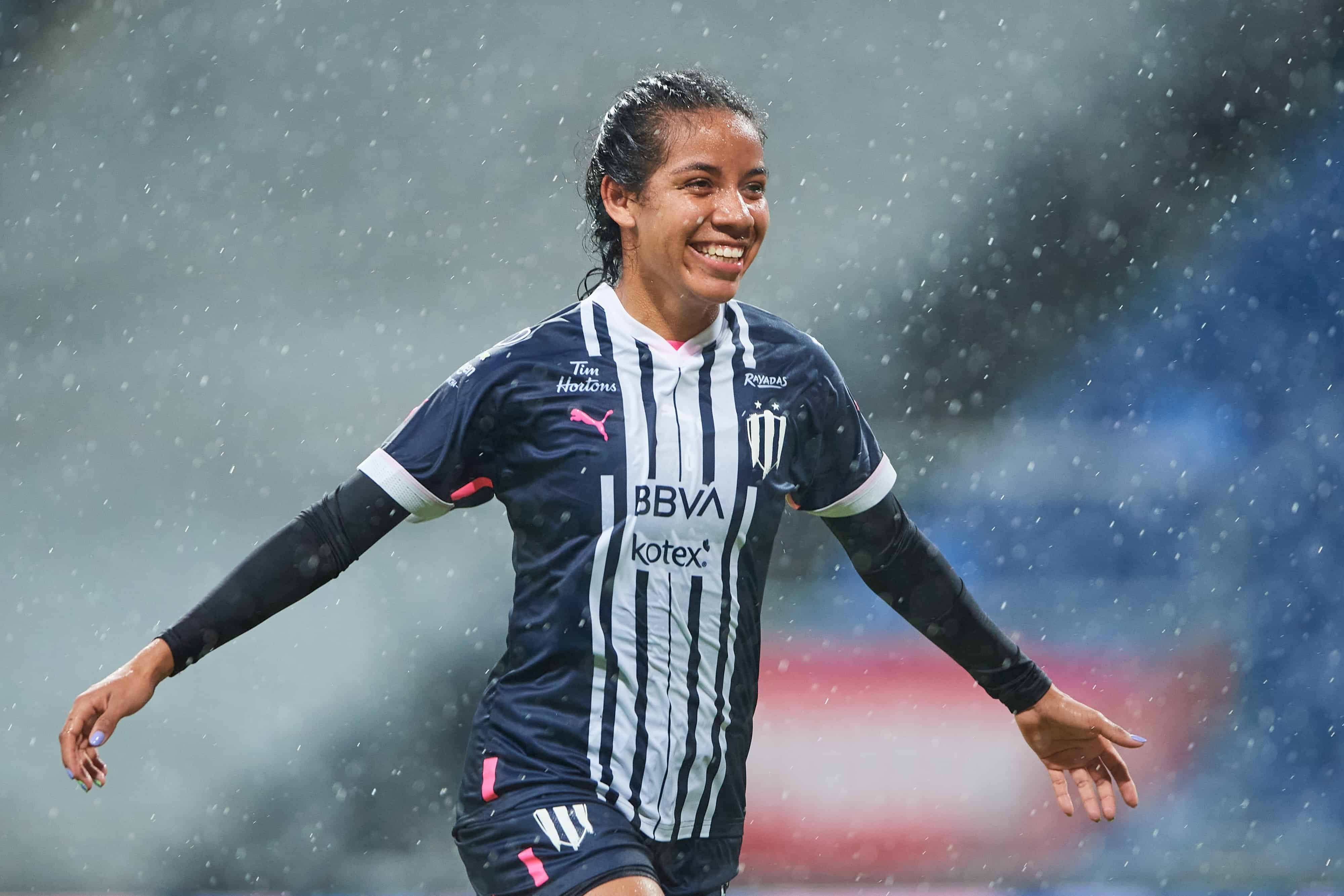 Alejandra Martínez anota en el encuentro.