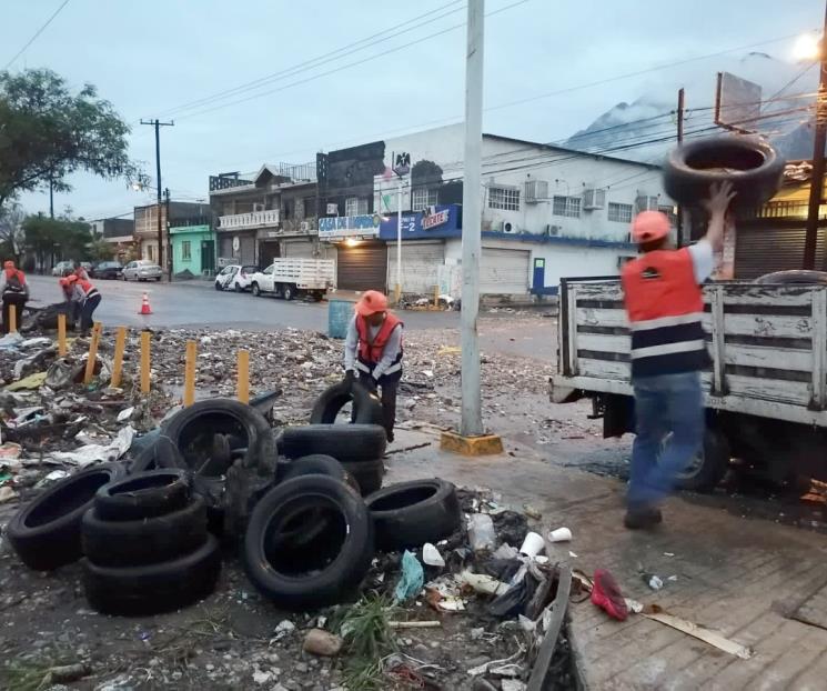 Amanece Santa con toneladas de basura en diversas calles
