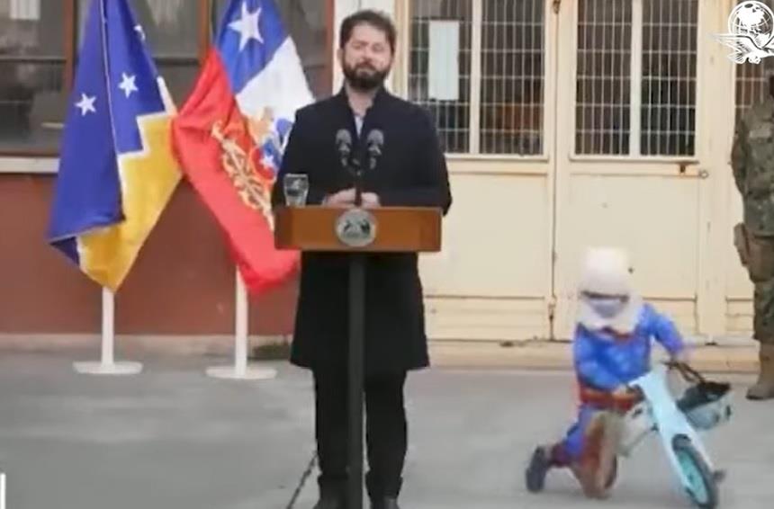Niño se roba conferencia de prensa de Gabriel Boric